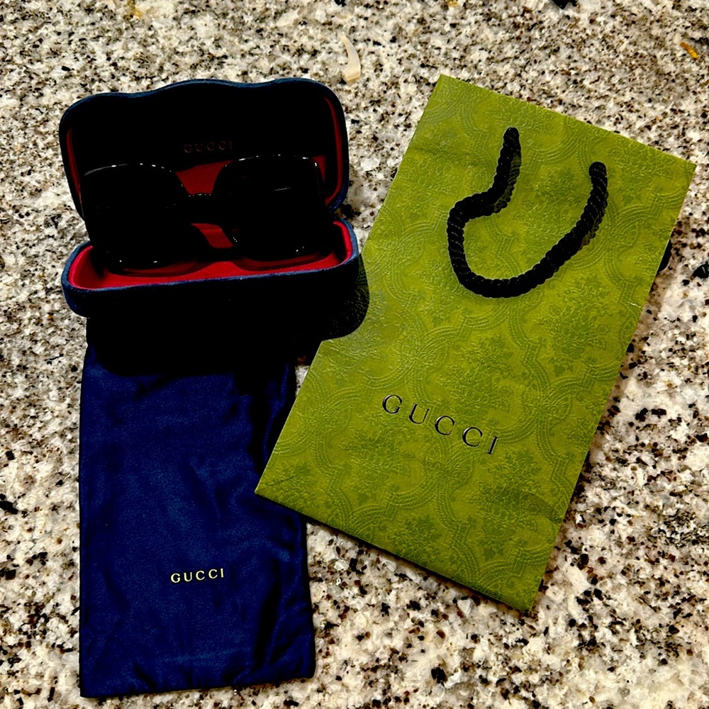 Gucci sunglasses never worn, includes case and Gucci bag.